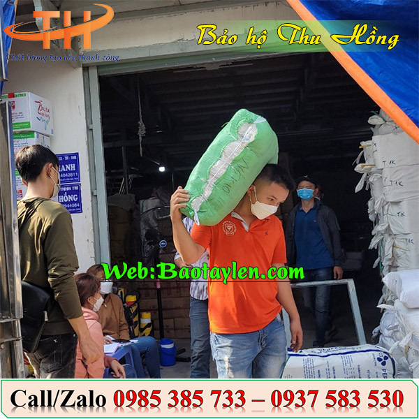>>>Hình ảnh nhân viên giao hàng bao tay tại Thu Hồng >>>Hình ảnh nhân viên giao hàng bao tay tại Thu Hồng