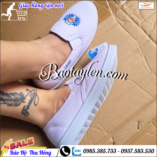 Thân giày thoáng khí, mềm nhẹ thoải mái khi mang. Thân giày thoáng khí, mềm nhẹ thoải mái khi mang.