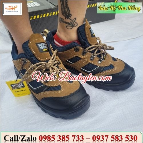 Giày có nhiều kích cỡ phù hợp với nhiều cỡ chân khác nhau. Giày có nhiều kích cỡ phù hợp với nhiều cỡ chân khác nhau.