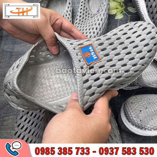 Giày nhựa bít mũi tổ ong dẻo dai, thông thoáng Giày nhựa bít mũi tổ ong dẻo dai, thông thoáng