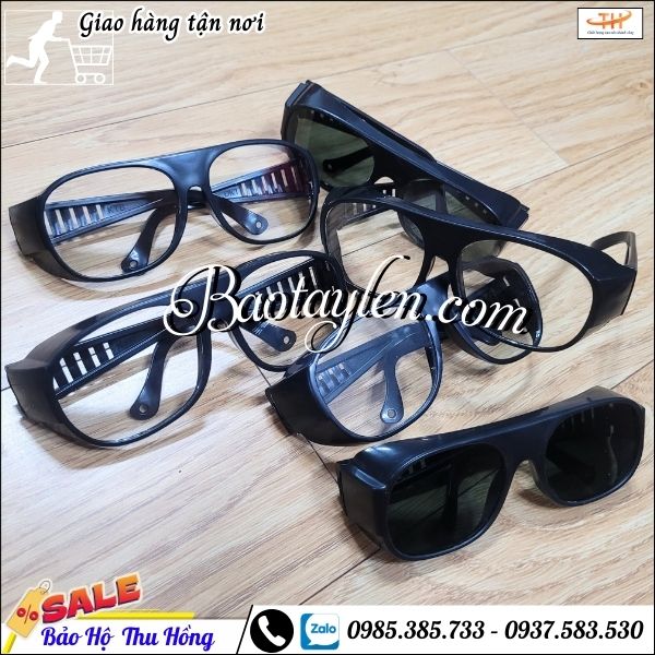 Kính bảo hộ lao động trắng gọng đen giá rẻ. Kính bảo hộ lao động trắng gọng đen giá rẻ.
