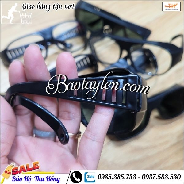 Kính bảo hộ trắng gọng đen, bảo vệ an toàn tối ưu. Kính bảo hộ trắng gọng đen, bảo vệ an toàn tối ưu.