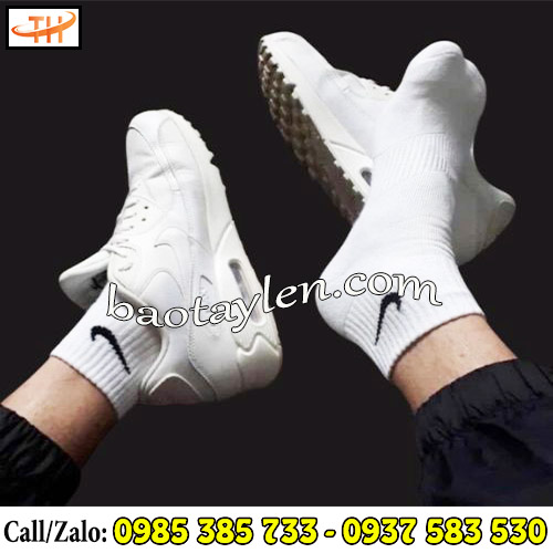 Vớ trắng đi giày thể thao Vớ trắng đi giày thể thao