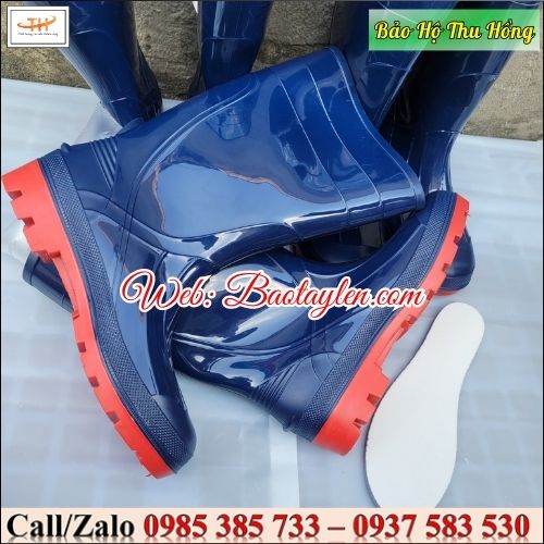 Ủng được trang bị miếng lót mềm, thoáng khí và êm chân. Ủng được trang bị miếng lót mềm, thoáng khí và êm chân.