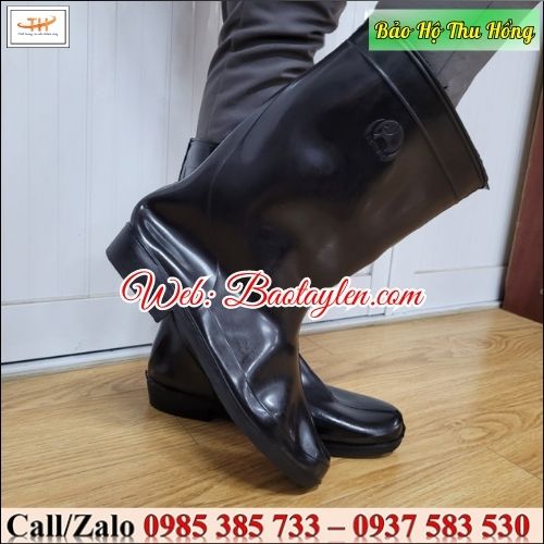 Ủng Việt Thắng màu đen. Ủng Việt Thắng màu đen.