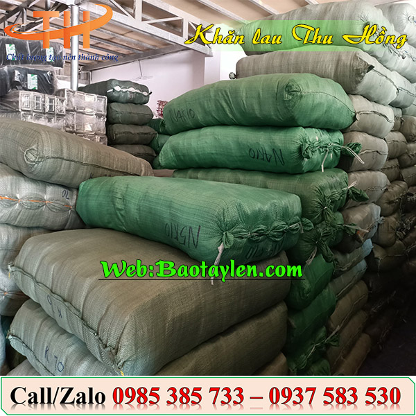>>Hình ảnh nhân viên soạn đơn vải lau đi giao cho khách hàng. >>Hình ảnh nhân viên soạn đơn vải lau đi giao cho khách hàng.
