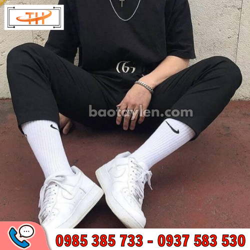 Tất vớ thể thao cổ cao phù hợp với nhiều loại trang phục Tất vớ thể thao cổ cao phù hợp với nhiều loại trang phục