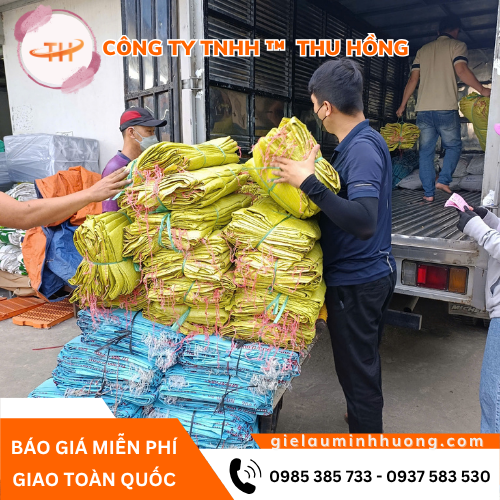 Bao tải cám cò cũ sắn sàng lên xe Bao tải cám cò cũ sắn sàng lên xe