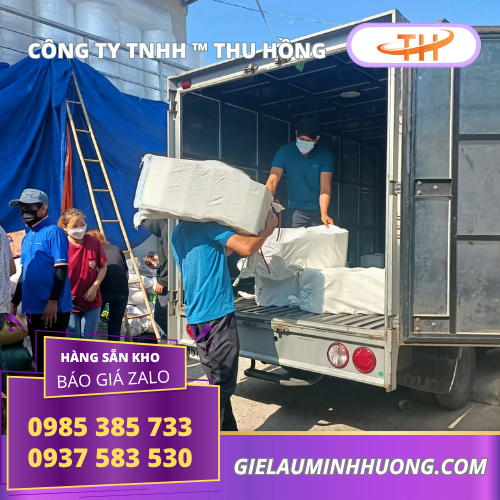 Chất hàng băng keo đóng sẵn lên xe tải mỗi sáng Chất hàng băng keo đóng sẵn lên xe tải mỗi sáng