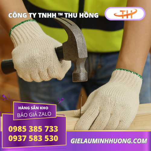 Công nhân đeo bao tay sợi len màu kem trong xưởng cơ khí Công nhân đeo bao tay sợi len màu kem trong xưởng cơ khí