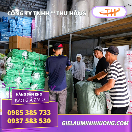 Nhân viên đang đóng hàng 2000 cái bao tải lúa xanh lá 60x90 tại kho Đóng bao 2000 cái bao tải lúa xanh lá 60x90 trực tiếp tại kho TPHCM