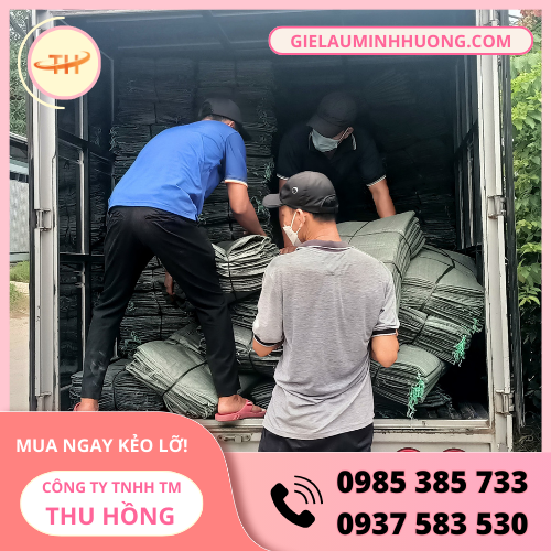 Nhân viên Thu Hồng lên hàng bao tải dứa Giao hàng bao tải dứa nhanh chóng tại kho Thu Hồng