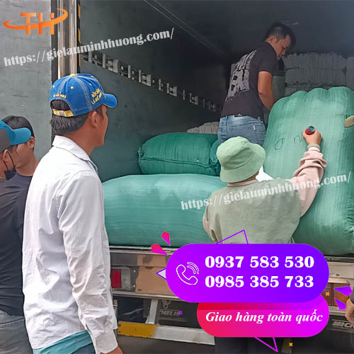 giẻ lau máy xuất kho giao cho khách