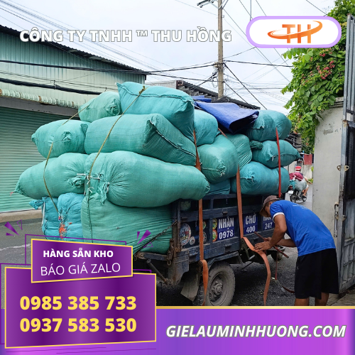 Hàng trăm ký vải vụn dồn bao cát nhập kho Hàng trăm ký vải vụn dồn bao cát nhập kho