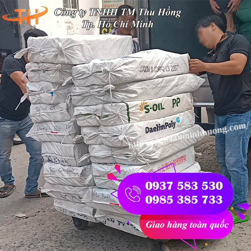 lên hàng giao túi nilon đựng rác cho khách