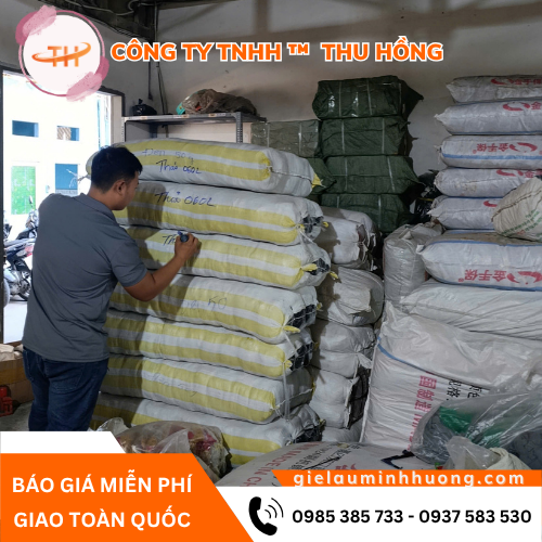 Nhân viên kho ghi thông tin lên 50 bao găng tay poly đen 50g