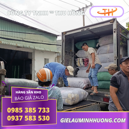 Nhân viên tập trung lên 1 tấn giẻ lau màu tại kho Bình Chánh Nhân viên tập trung lên 1 tấn giẻ lau màu tại kho Bình Chánh