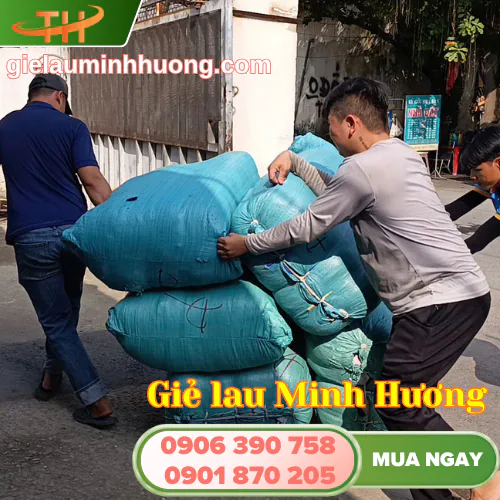 Nhân viên xuất kho 900kg giẻ lau máy Nhân viên kho của Giẻ lau Minh Hương xuất kho 900 giẻ lau máy