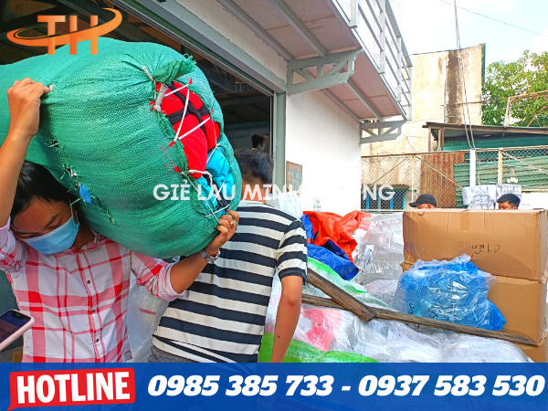 Thu Hồng soạn giẻ lau đi giao cho chị H quận 7 01