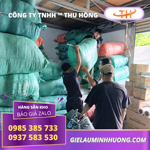 Thu Hồng chuẩn bị giẻ lau máy đi giao khách Thu Hồng chuẩn bị giẻ lau máy đi giao khách