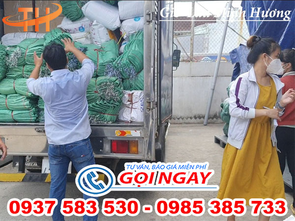 Thu Hồng đi đơn giao bao tải dứa đựng lúa tại Long An