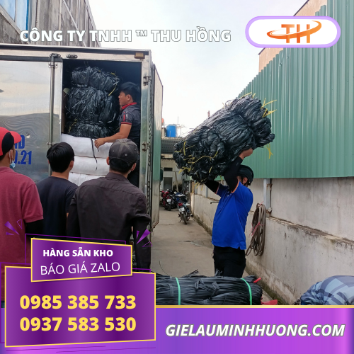 Thu Hồng lên đơn đi giao dây bẹ nilon đen cho khách mỗi ngày Thu Hồng lên đơn đi giao dây bẹ nilon đen cho khách mỗi ngày