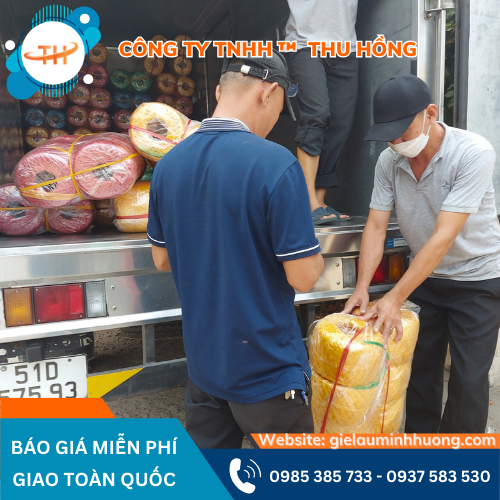 Hoạt động đóng gói và giao dây nilon diễn ra trong ngày Thu Hồng tiếp tục đóng gói và giao dây nilon nem vàng 600g cho xưởng trong ngày