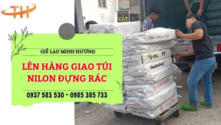 Lên hàng giao túi nilon đựng rác cho khách