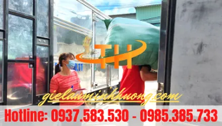 Công ty Thu Hồng xuất kho giẻ lau đi giao cho khách ở quận 2