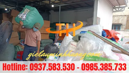 Thu Hồng soạn giẻ lau đi giao cho Chị H Quận 7