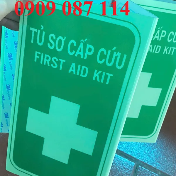 Biển Tủ Sơ Cấp Cứu ( First Aid Kit ) Mica Dạ Quang