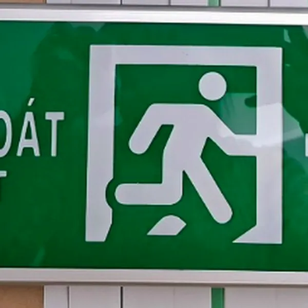 Đèn Exit Hướng Phải Có Kiểm Định PCCC
