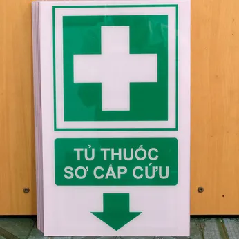 Biển báo Mica khu vực tủ thuốc sơ cấp cứu