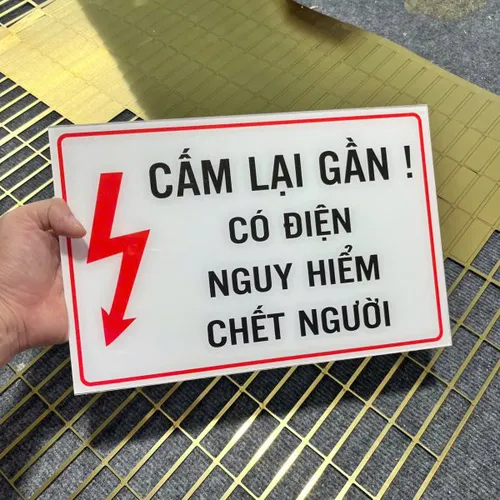 Bảng cảnh báo nguy hiểm có điện bằng Mica