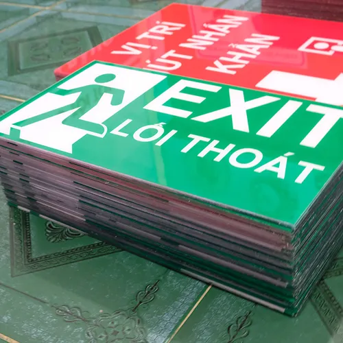 Bảng Exit Mica chỉ dẫn lối thoát hiểm