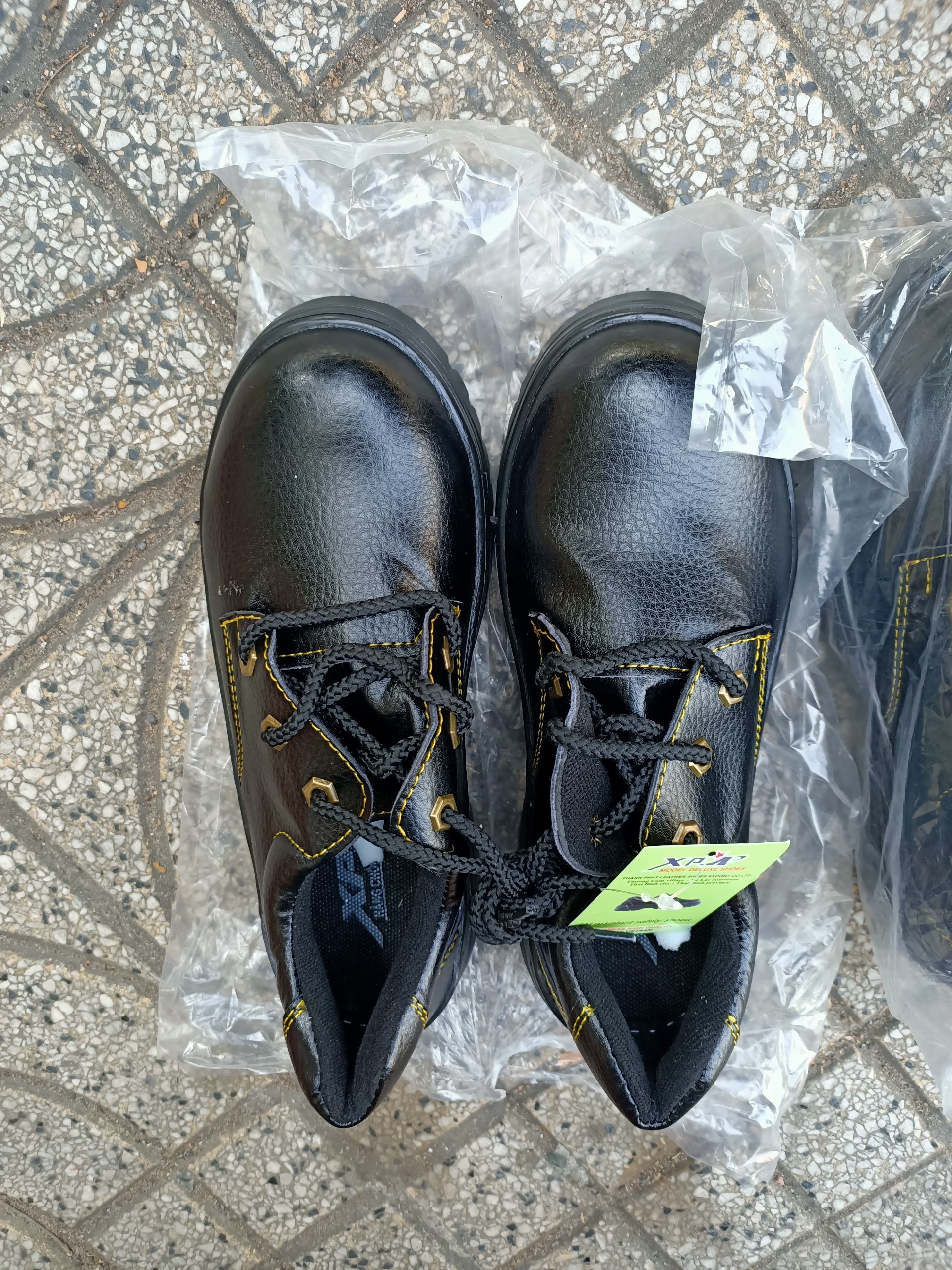 Giày bảo hộ chống va đập cho công nhân xây dựng, cơ khí, chế biến thực phẩm Giày bảo hộ chống va đập cho công nhân xây dựng, cơ khí, chế biến thực phẩm