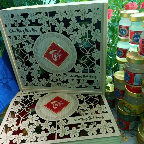 SÉT HỘP GIỎ QUÀ TẶNG TẾT NƯỚC YẾN SÀO VÀ NẤM TRÙNG THẢO SẤY KHÔ