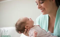 ĐAU CỔ TAY GÂY KHÓ KHĂN KHI ẴM EM BÉ