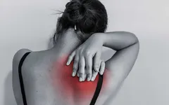 Đau bả vai trái có nguy hiểm không?