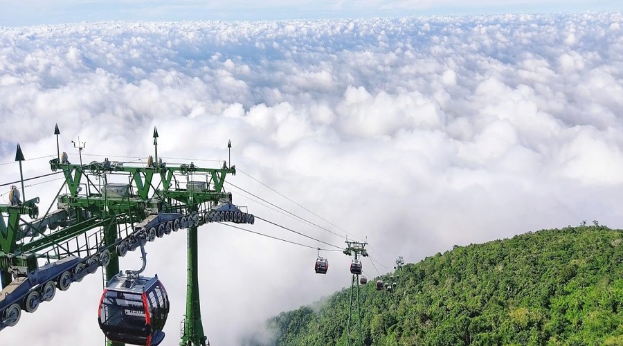 Cáp treo Núi Bà Đen là điểm nhấn của cụm du lịch tâm linh, vãn cảnh này. Cáp treo Núi Bà Đen là điểm nhấn của cụm du lịch tâm linh, vãn cảnh này.