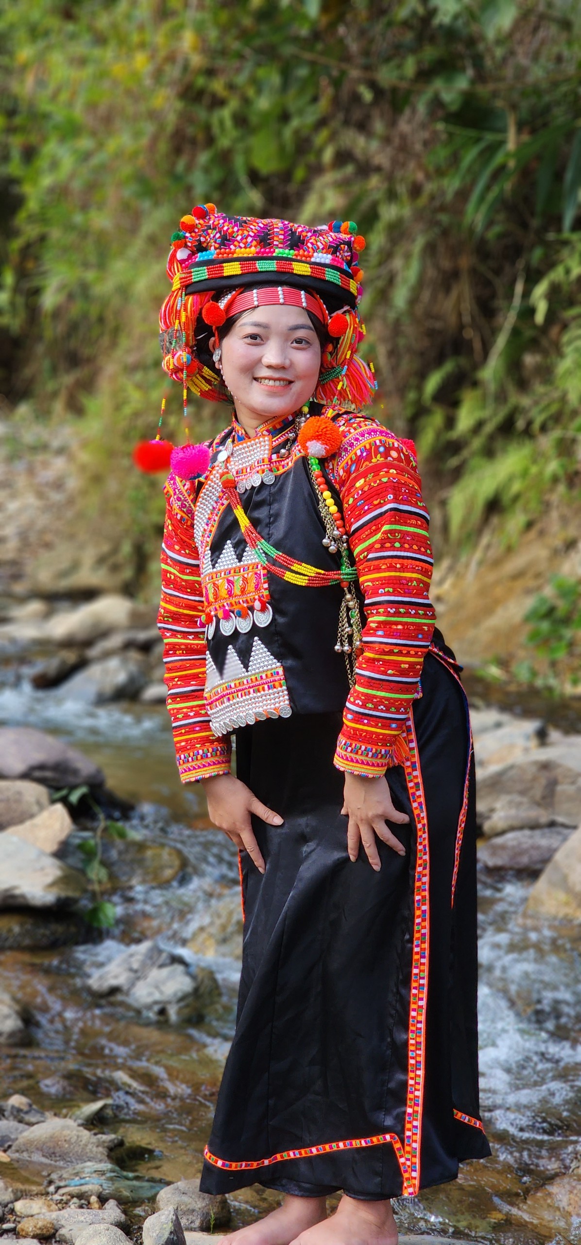 Thiếu nữ Hà Nhi bên suối Thiếu nữ Hà Nhi bên suối