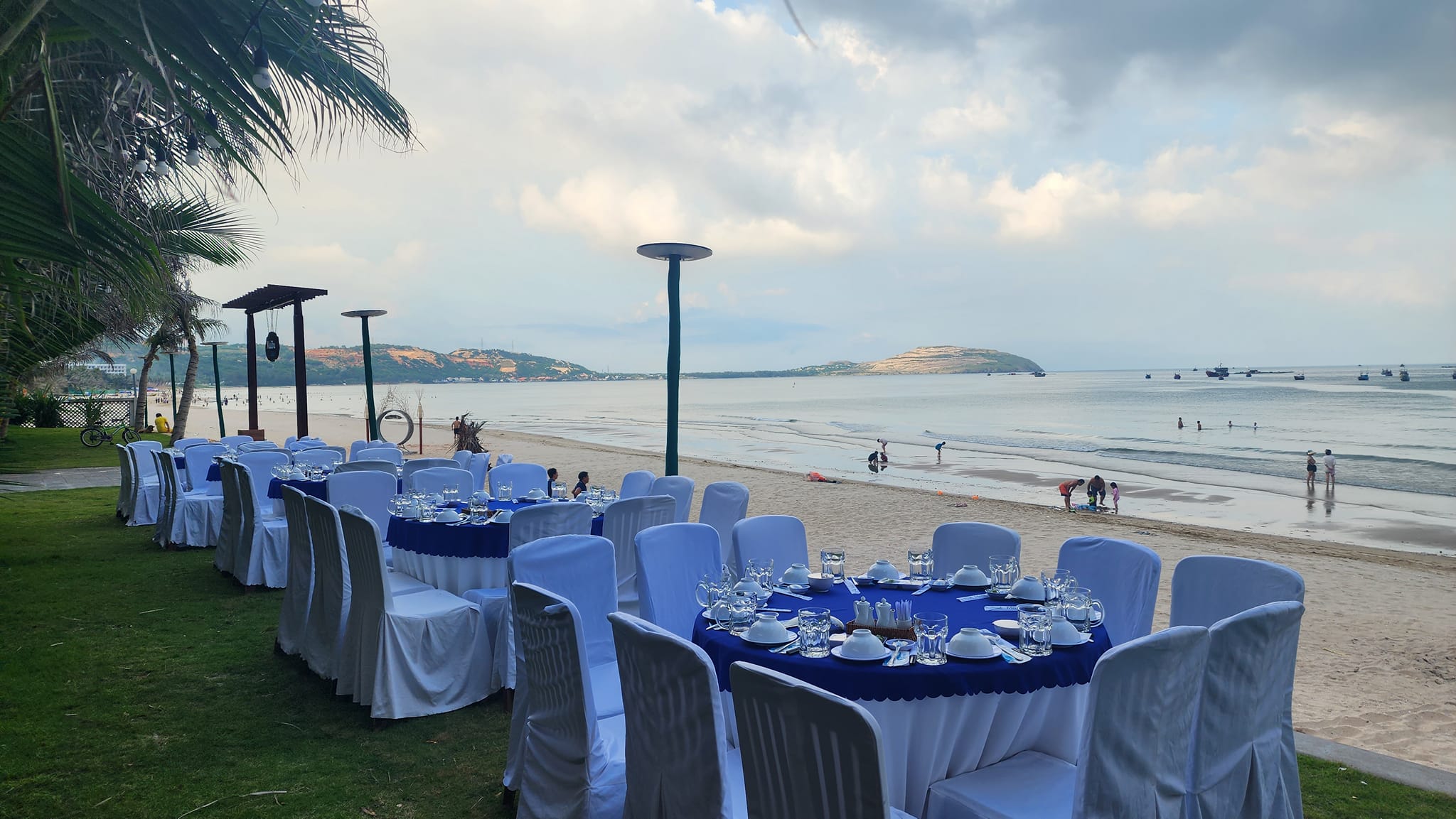 Tiệc tối trên bãi biển của resort Tiệc tối trên bãi biển của resort