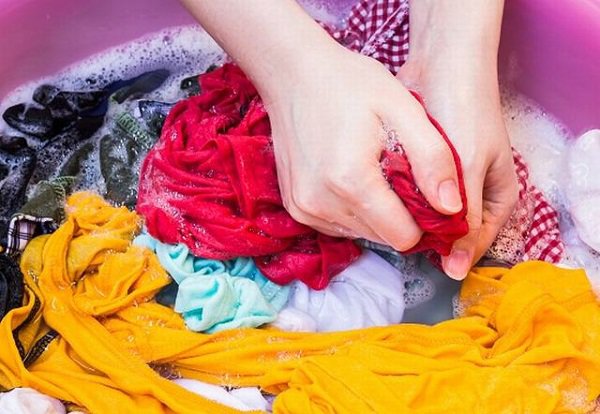 [Mẹo] 7 cách tẩy áo trắng bị ngả màu ố vàng (Trắng đẹp lại như mới)