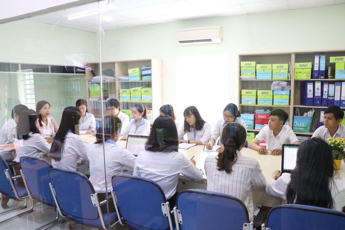 Nhân viên của Thuế Anh Minh làm việc bằng sự tận tâm, chuyên nghiệp Nhân viên của Thuế Anh Minh làm việc bằng sự tận tâm, chuyên nghiệp