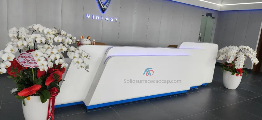 Quầy lễ tân đá nhân tạo Solid Surface cho Showroom Vinfast Đông Sài Gòn