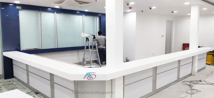 Mặt đá trắng trơn cho quầy lễ tân ở Ngân hàng
