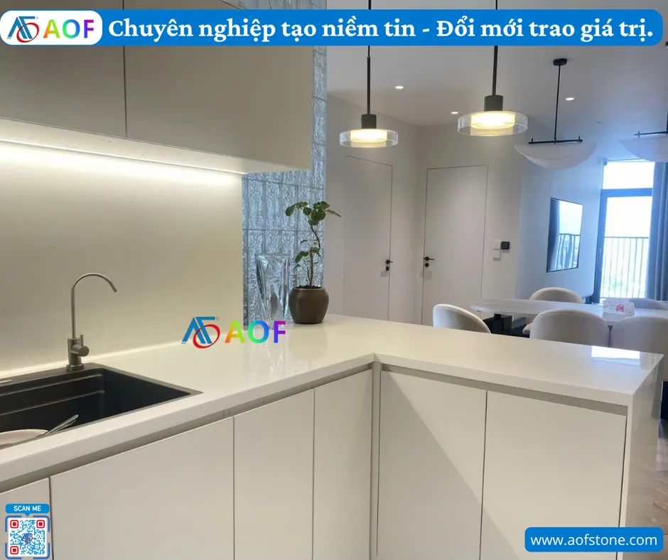 So sánh chi phí và độ bền đá solid surface với đá tự nhiên cho bếp Hà Nội