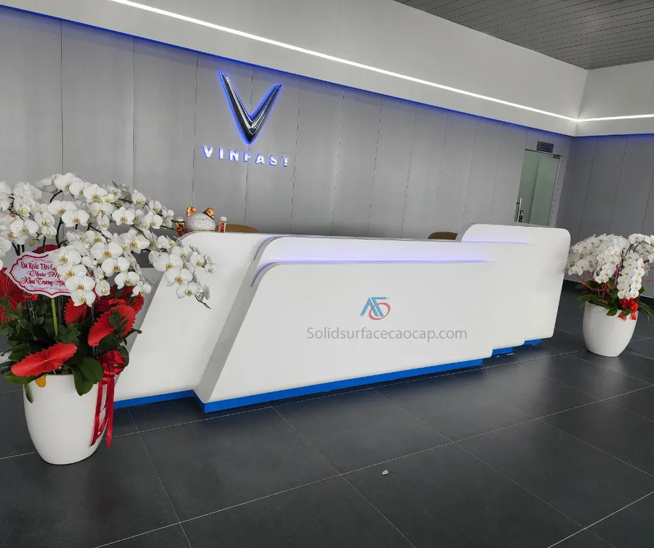 Quầy lễ tân đá nhân tạo Solid Surface cho Showroom Vinfast Đông Sài Gòn