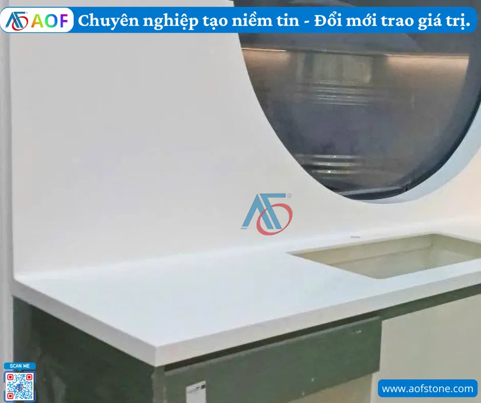 Báo giá thi công bếp đá solid surface liền vách trọn gói cho Hòa Bình