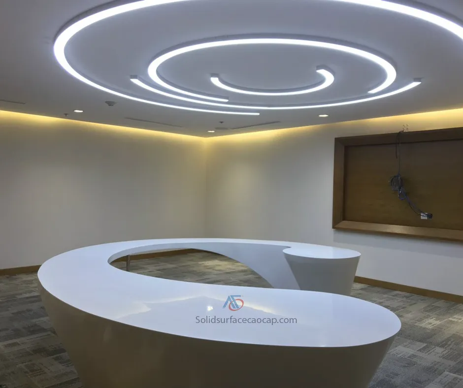 Thi công đá Solid Surface làm Quầy lễ tân cong tròn cho PV Gas